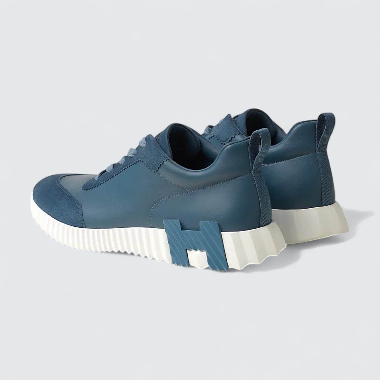 Bouncing ‘Bleu Turquin’